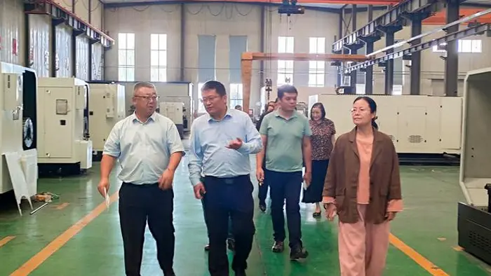 Atzerriko bezeroek Qiansheng Heavy Industry Factory bisitatzen dute tokian tokiko ikuskapenerako